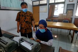 Begini cara latihan mengetik Braille di Panti Bhakti Candrasa Solo