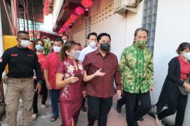 Disinformasi! Erick Thohir terlihat beribadah di wihara