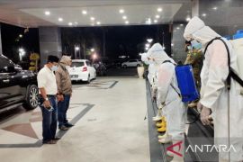 Kantor Gubernur Kaltim dilakukan penyemprotan disinfektan