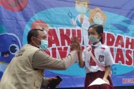 Cara anggota Polres Bondowoso berikan pendampingan trauma healing siswa SD jalani vaksinasi