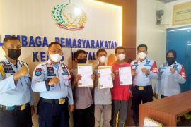 Tiga orang narapidana Lapas Talu peroleh pembebasan melalui program asimilasi-cuti bersyarat