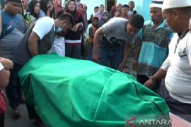 Jenazah Imelda tiba di rumah duka disambut isak tangis keluarga