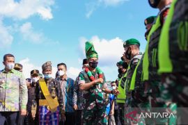 Sebelum bertolak ke Aceh, Danrem Ismed diberikan tanjak khusus dari Meranti