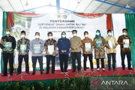 Bupati Bogor bagikan 173 sertifikat tanah kepada warga Cibungbulang hasil PTSL