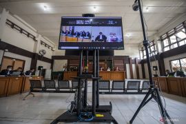 Mantan Gubernur Sumatera Selatan Alex Noerdin Jalani Sidang Dakwaan Page 4 Small