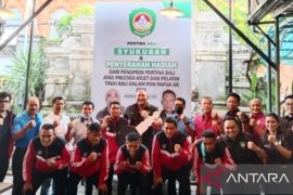 Ketum Pertina Bali beri hadiah motor bagi peraih emas PON Papua