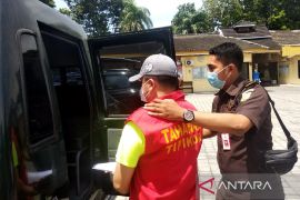 Jaksa memindahkan empat terdakwa korupsi benih Jagung ke Lapas Mataram