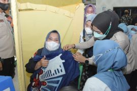 Bupati Bengkalis minta masyarakat tak takut di vaksin Booster