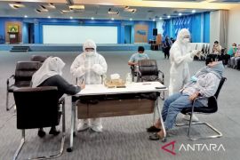 Pegawai Tirta Kahuripan Bogor tes PCR serentak sikapi gelombang ketiga COVID-19