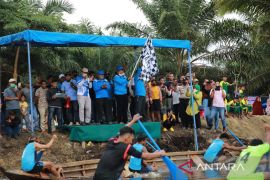 Melihat lomba Dayung  di Dayun