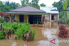 Banjir di jalan lintas Barat Bengkulu - Padang