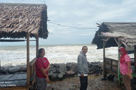 Pedagang Pantai Pasauran Anyer takut ombak tinggi