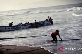 Hendak menangkap benur lobster perahu nelayan terbalik dihantam ombak