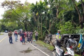 Badan jalan licin Bus PMTOH terbalik di Laweung, begini kronologinya