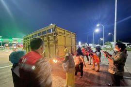 Tekan kecelakaan di tol Permai, HK  pasangi truk stiker reflector