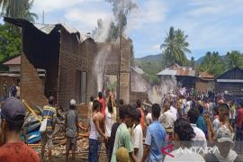 Tiga unit rumah terbakar di Madina