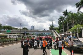 Buruh berjalan kaki dari Senayan menuju Gedung DPR