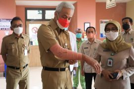 Ganjar Pranowo langsung gas bekerja setelah operasi patah tulang tangan