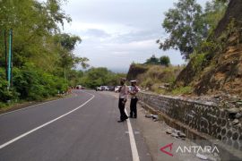 Polisi olah TKP kecelakaan bus pariwisata tewaskan 13 orang