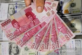 Rupiah menguat tipis seiring kabar China longgarkan kebijakan COVID