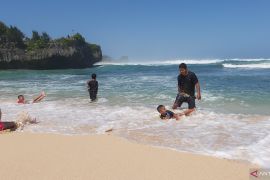 Pemkab Gunung Kidul tetap membuka objek wisata dengan pembatasan
