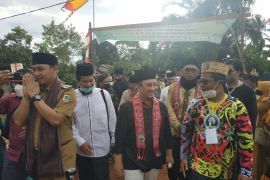 Ustadz Yusuf Mansyur letakan batu pertama Baitul Quran Ka'bah Kapuas Hulu
