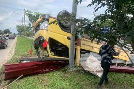 Colt diesel terbalik di Pekanbaru usai senggol truk tangki