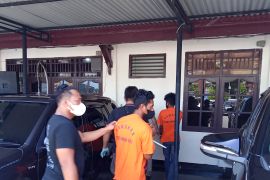 Polisi tangkap tiga DPO pembakaran karaoke di kota Sorong