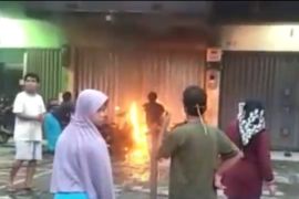 Seorang pria diduga ODGJ bakar dua sepeda motor