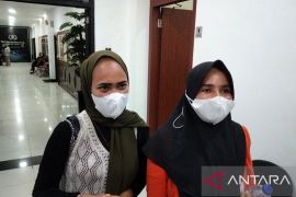 KPK memeriksa seorang mahasiswi di Mapolda Jambi terkait kasus suap APBD