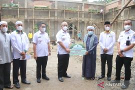 Bupati serahkan bantuan Rp80 juta untuk Masjid Al Ettihad