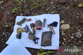 Gegana Polda Bengkulu ledakkan benda menyerupai bom