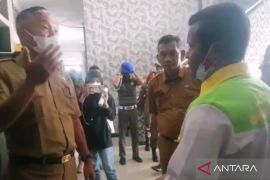 Kesal audensi tak ditanggapi, Ketum LM2R banting HP di depan pejabat Meranti