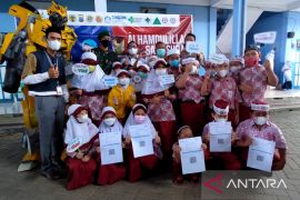 Robot Transformer ceriakan anak-anak yang divaksin