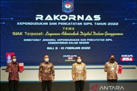Disdukcapil Padang Panjang terima penghargaan DUKCAPIL BISA dari Mendagri