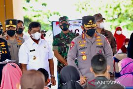 Kapolri tinjau pelaksanaan vaksinasi COVID-19 di Belitung