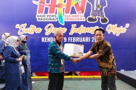 Ketua PWI Depok terima penghargaan Press Card Number One di HPN 2022