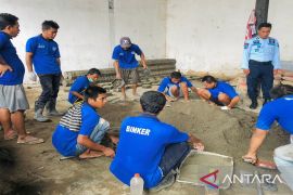 Lapas Pamekasan ajari mantan pecandu narkoba produksi paving blok