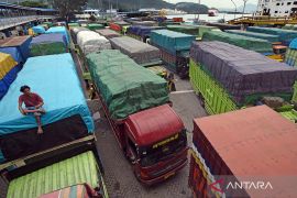 Arus Penyeberangan Ke Pulau Sumatera Di Merak Terhambat Cuaca Buruk