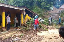 longsor timpah rumah warga di Kecamatan Dolok Merawan
