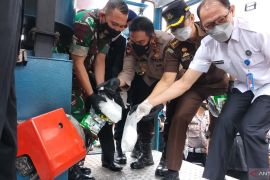 Polda Riau musnahkan 82,9 kg sabu kemasan teh China