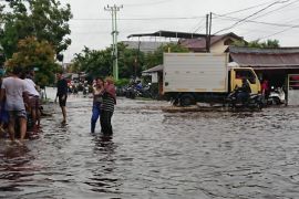 Tergenang banjir, PLN Bengkalis padampakan listrik di lokasi rawan