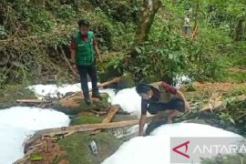 Sejumlah warga di Gowa heboh dengan fenomena air sungai berbusa