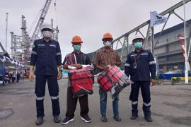 Perhatikan keselamatan nelayan, PT Timah serahkan life jacket untuk dua kelompok nelayan di Bangka Barat