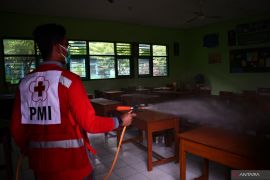 PMI lakukan penyemprotan disinfektan cairan "eco enzim" di lokasi terdampak bencana banjir