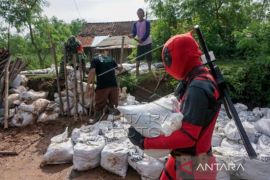 Aksi Superhero Membuat Tanggul Sungai