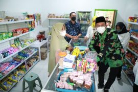Ibu Sunayah tak menyangka warung kelontongnya direnovasi Bupati Sidoarjo
