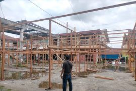 Pemkot Singkawang buat lapak sementara untuk PKL Pasar Beringin