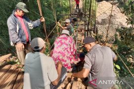 Warga Takokak Cianjur berharap jembatan ke Sukabumi segera diperbaiki