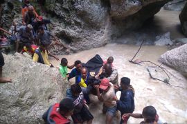 Ny Vices Nae tak kuasa melawan derasnya arus sungai yang meluap dan tenggelam